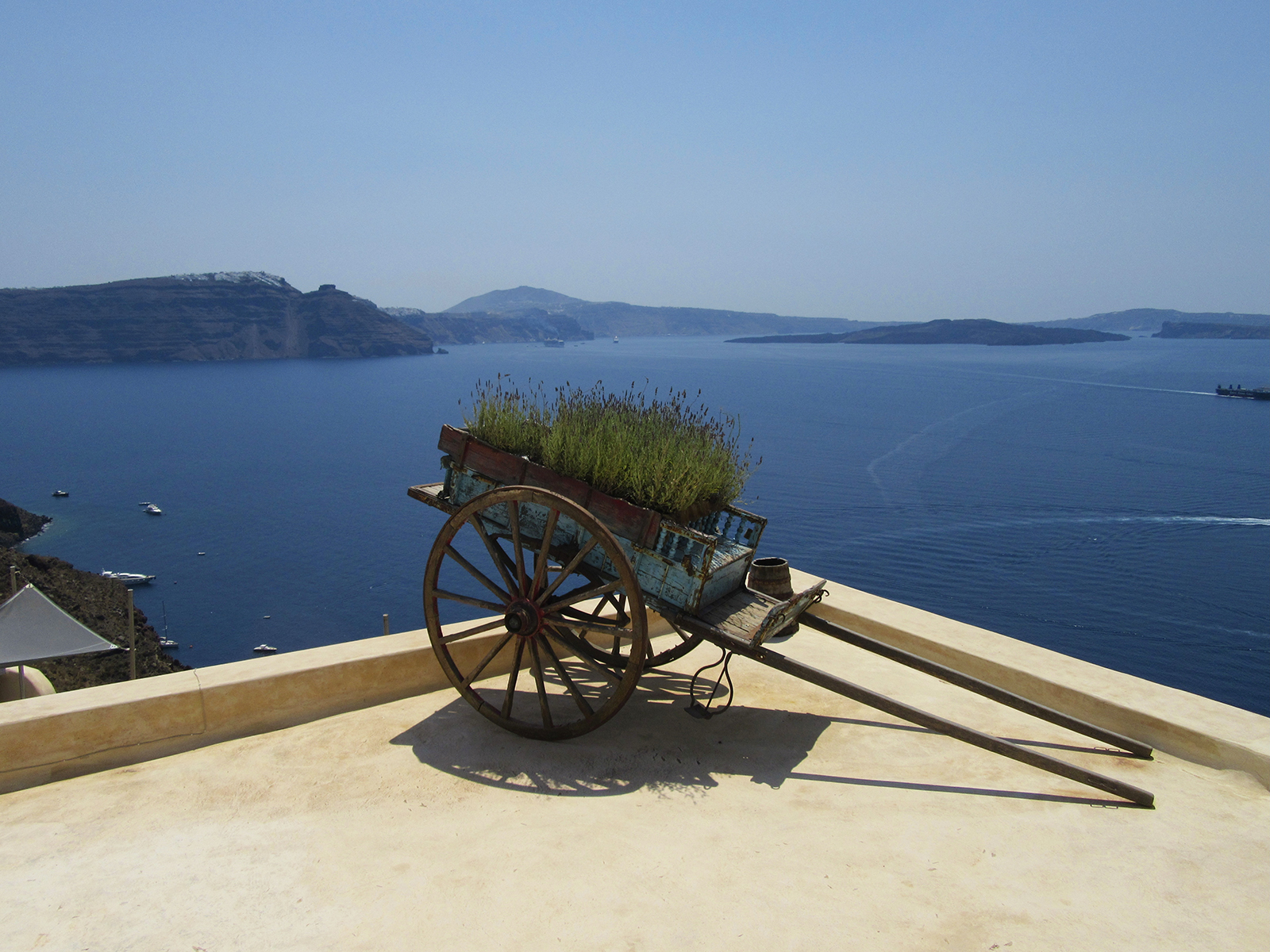Breath-taking views during the hike from Fira to Oia. Credit: Carolina Valenzuela